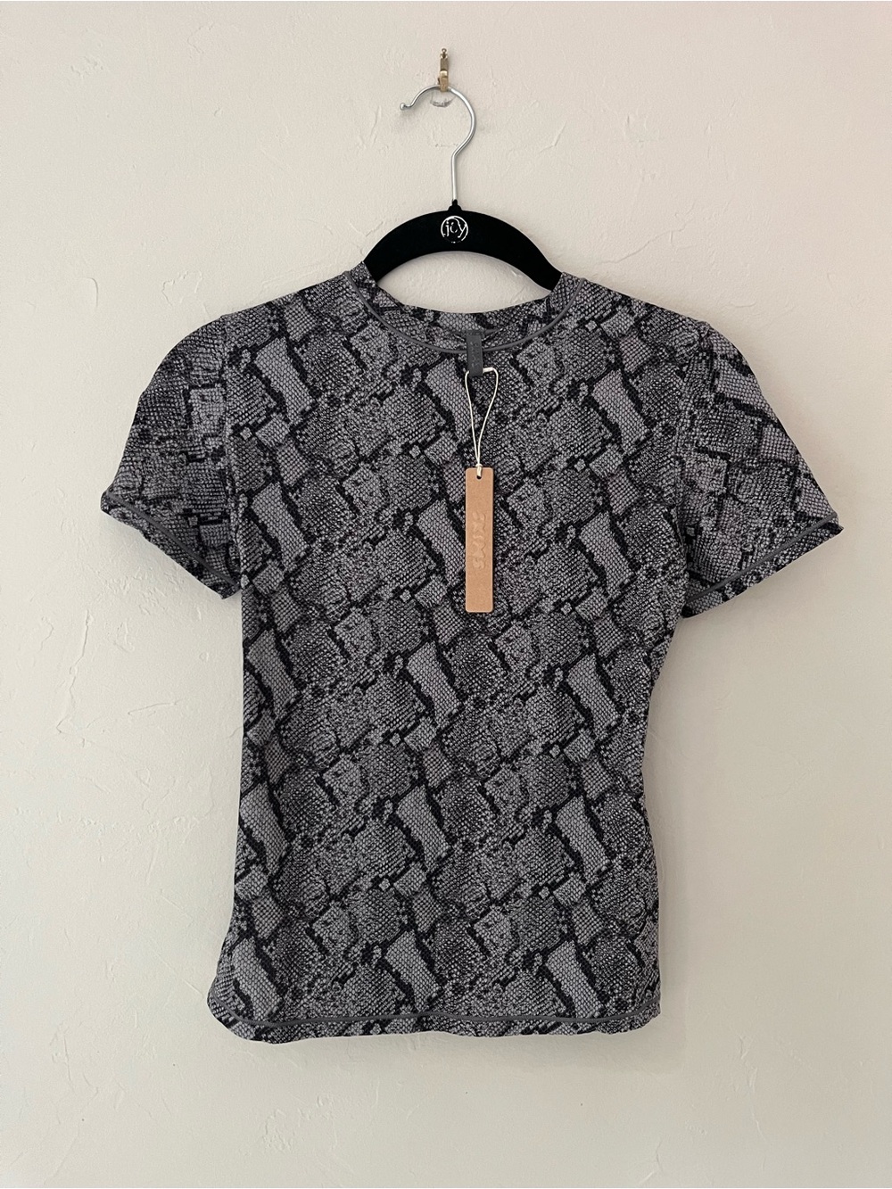 SKIMS FITS EVERYBODY SHORT SLEEVE T SHIRT SHADOW SNAKE PRINT S